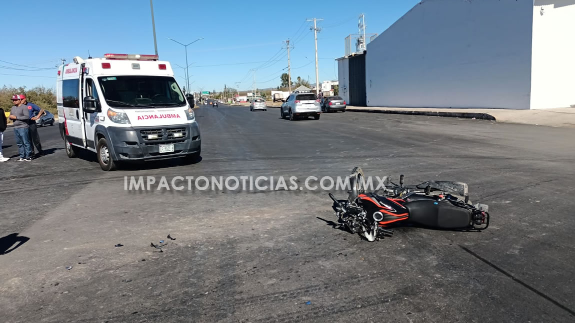 Dos lesionados tras choque entre moto y camioneta | ImpactoNoticias.com.mx