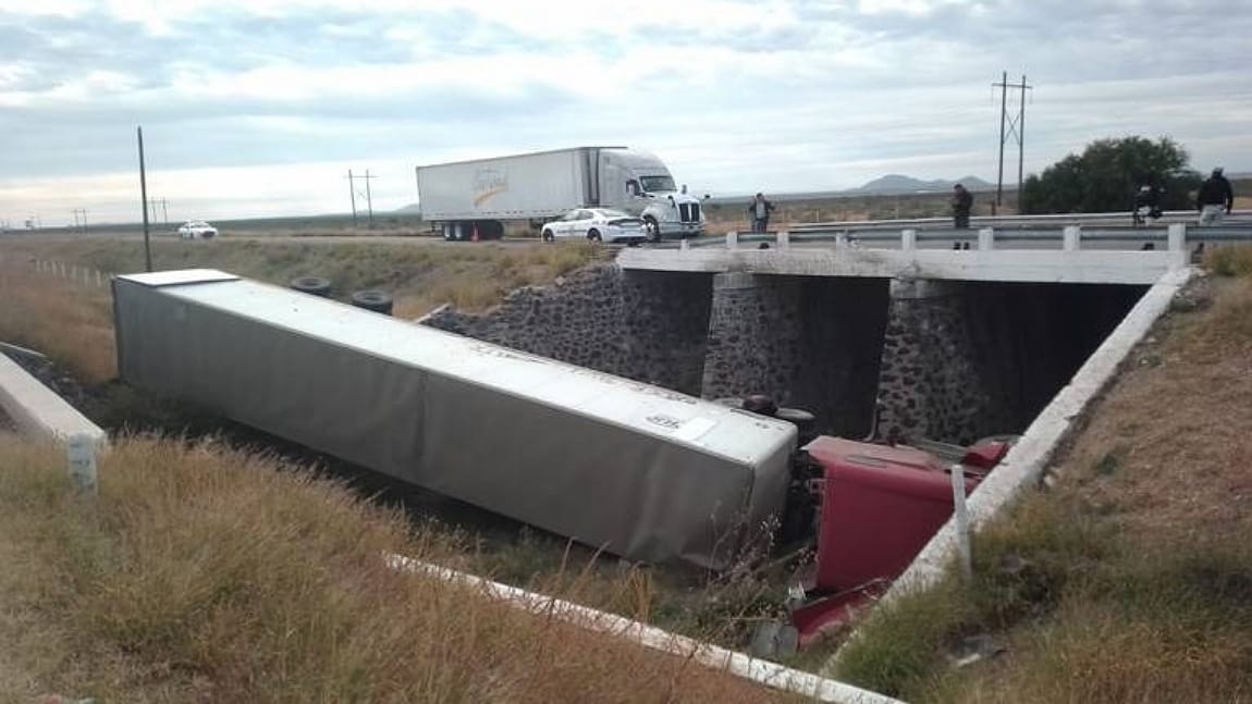 Tráiler vuelca y cae de un puente en la Jiménez-Torreón ...