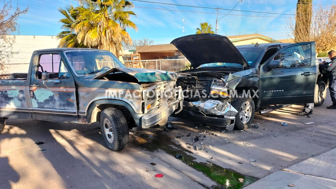 Chocan camionetas de frente en la calle Comonfort; hay una mujer ...