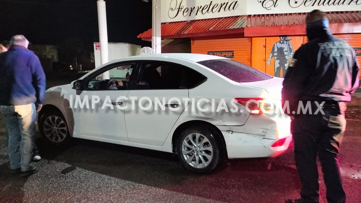 Se pasa el alto y choca contra vehículo en la Revolución; Hay una mujer ...