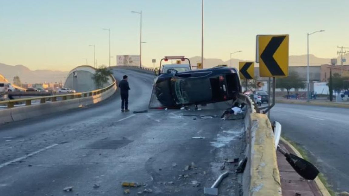 Se queda dormido y vuelca en puente de la capital | ImpactoNoticias.com.mx