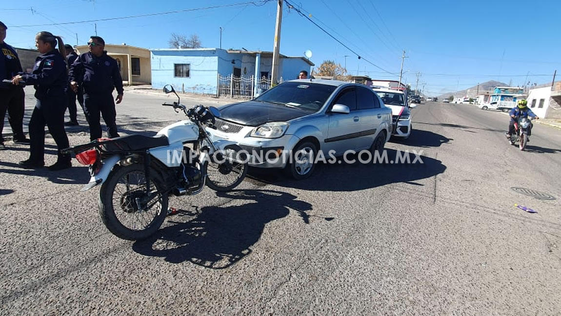 ¡Otro menor de 15 años! en moto se pasa el alto y choca contra vehículo ...
