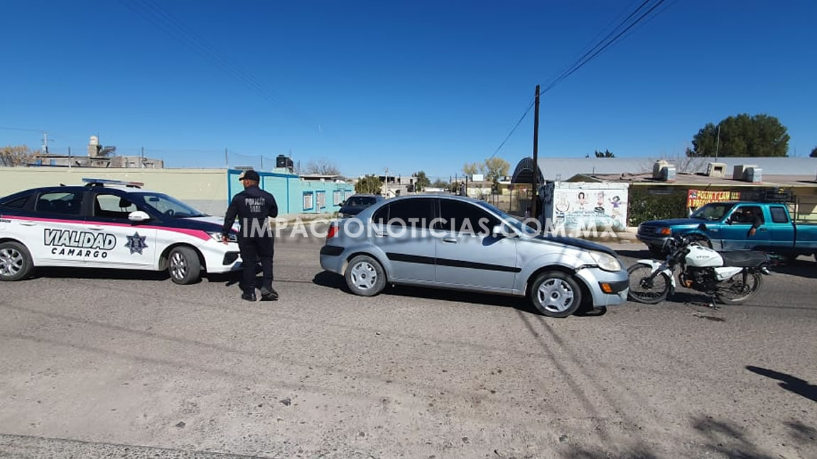 ¡Otro menor de 15 años! en moto se pasa el alto y choca contra vehículo ...