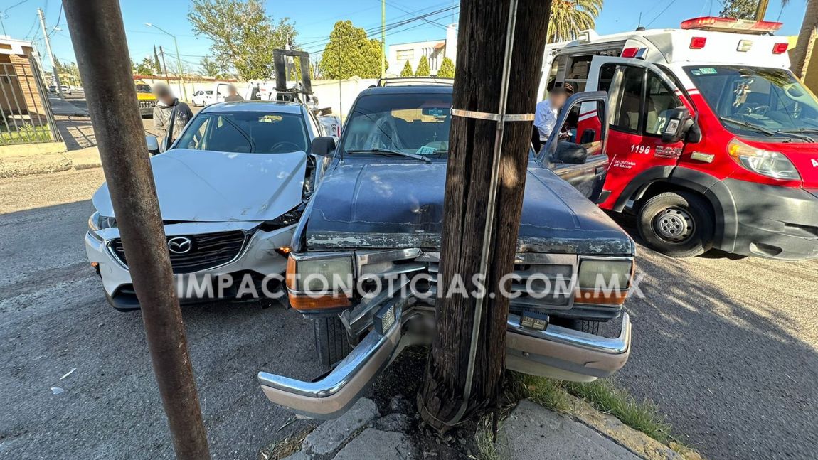 Se pasa el alto y choca contra camioneta y poste en el centro de ...
