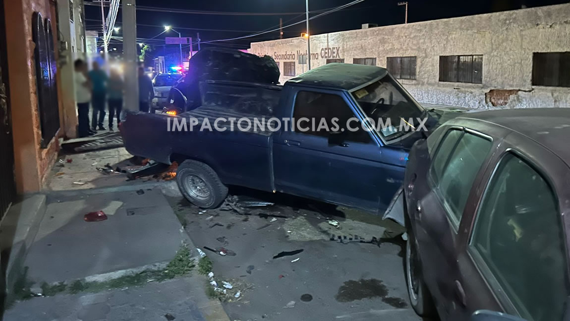 Mujer se pasa el alto y provoca fuerte choque en la Avenida Centenario ...