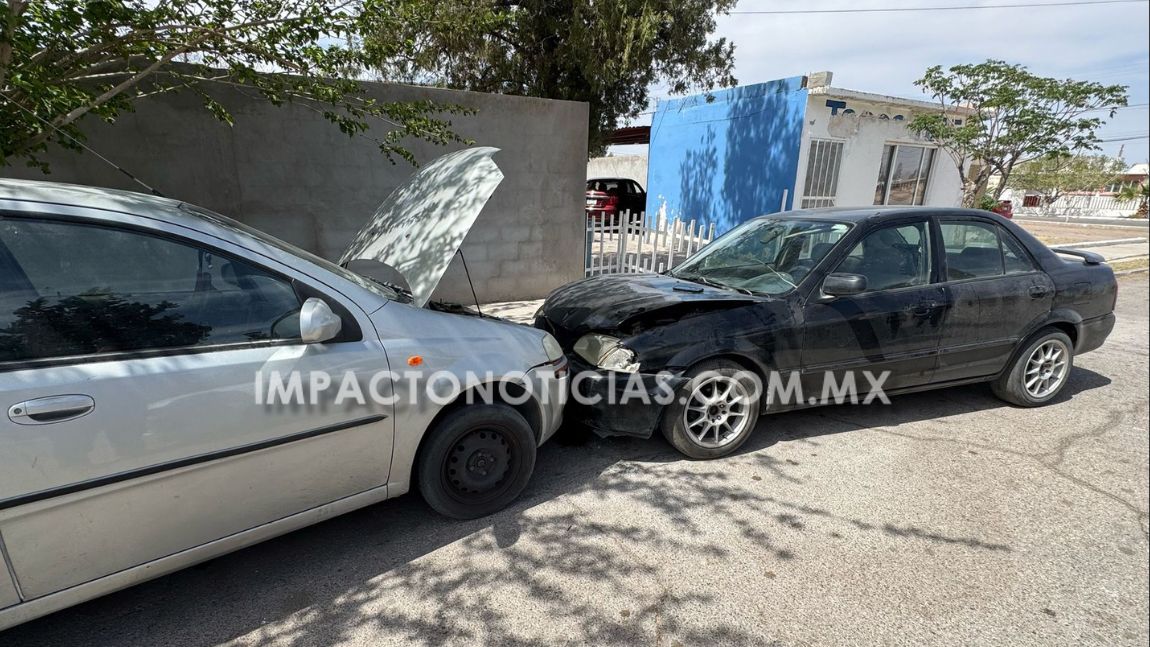 Pierde el control de vehículo y choca contra auto estacionado en ...