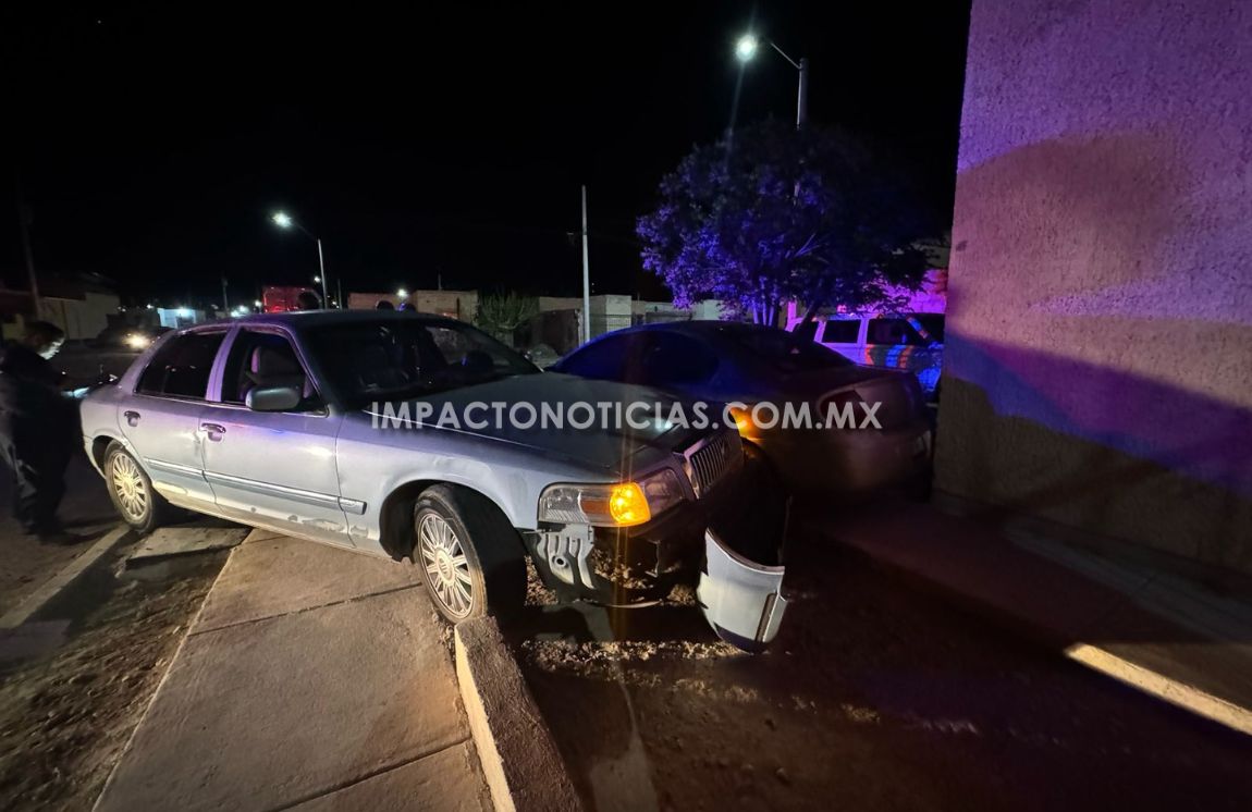 Pierde el control y choca contra vehículo estacionado en cochera en la ...