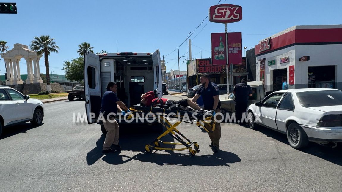 Conductor se pasa semáforo en rojo y choca contra camioneta; hay tres ...
