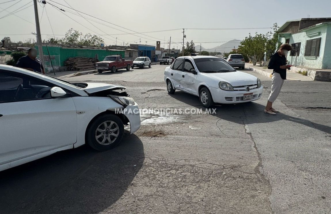 Se pasa el alto y provoca fuerte choque en la Abraham González ...