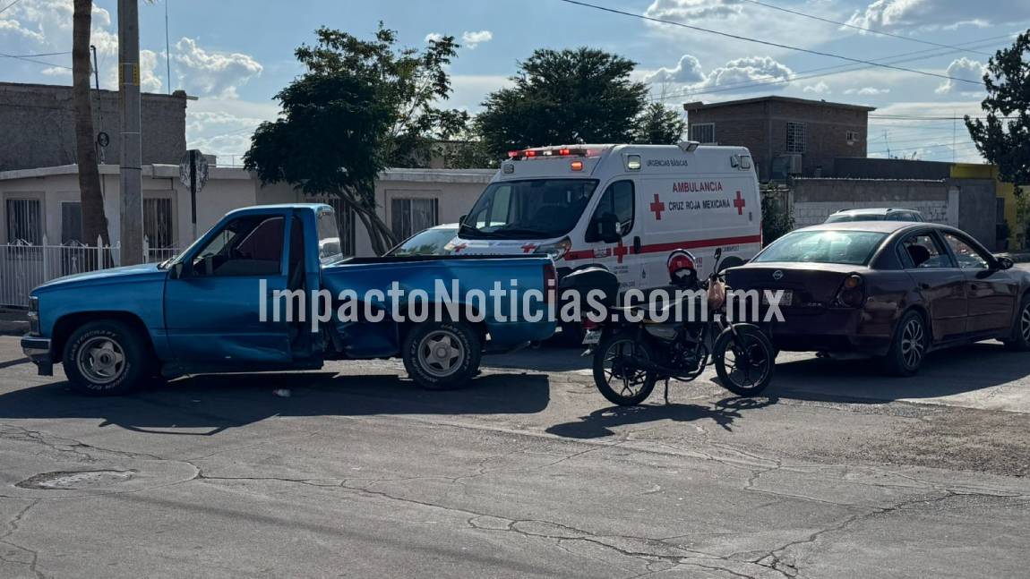 Pasa el alto y provoca choque contra camioneta en la Abraham González ...