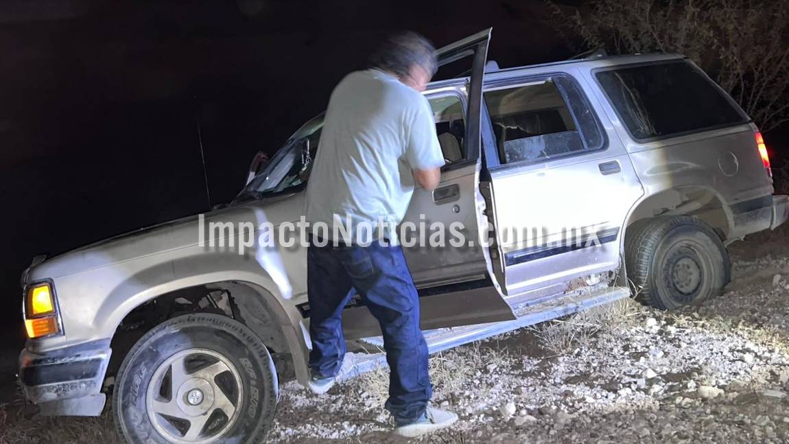 Ebrio pierde el control de camioneta y queda a punto de caer a canal de ...