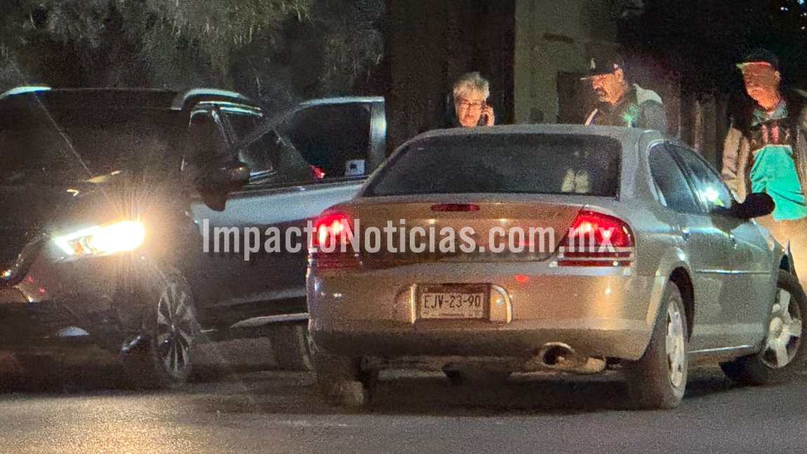 Se pasa el semáforo en rojo y choca casi de frente contra camioneta en ...