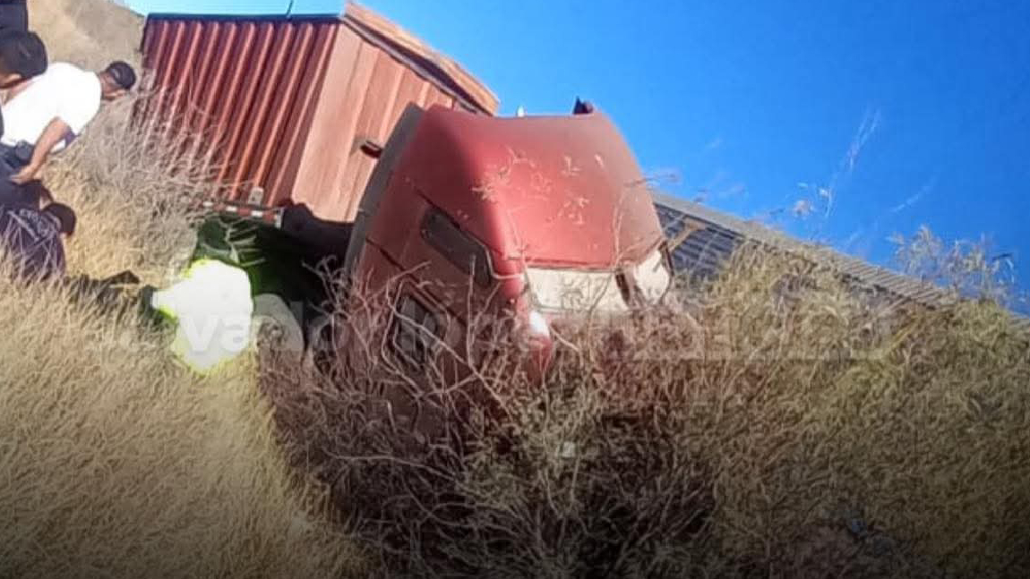 Choque entre tren y tráiler deja a conductor grave | ImpactoNoticias.com.mx