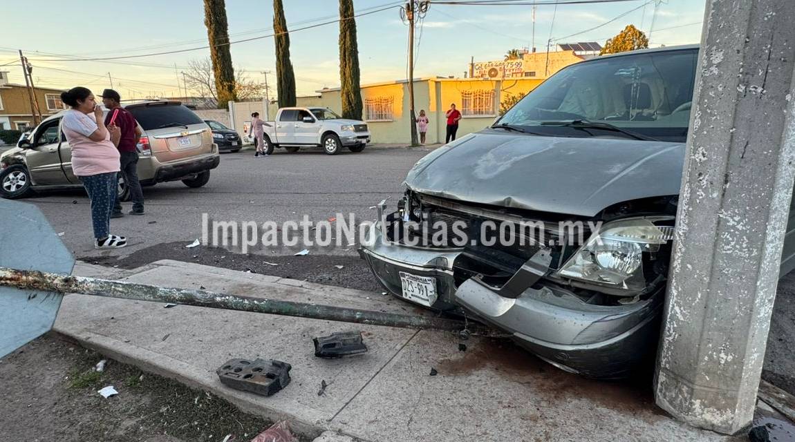 Se pasa el alto y provoca fuerte choque en la Abraham González; hay una ...