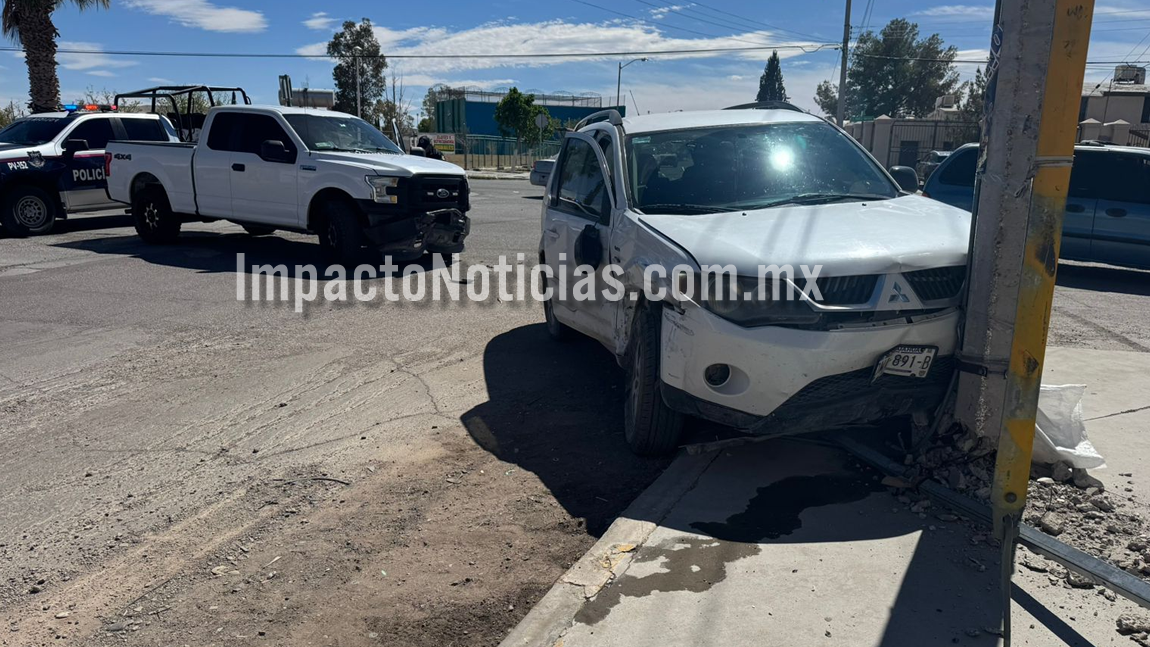 Se pasa alto y provoca fuerte choque; poste de CFE quedó a punto de ...