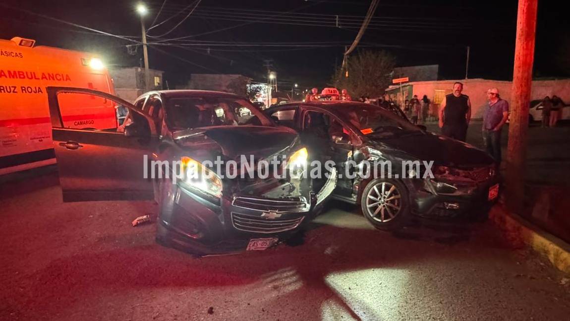 Omite alto y choca contra taxi en Colonia Revolución; hay dos ...