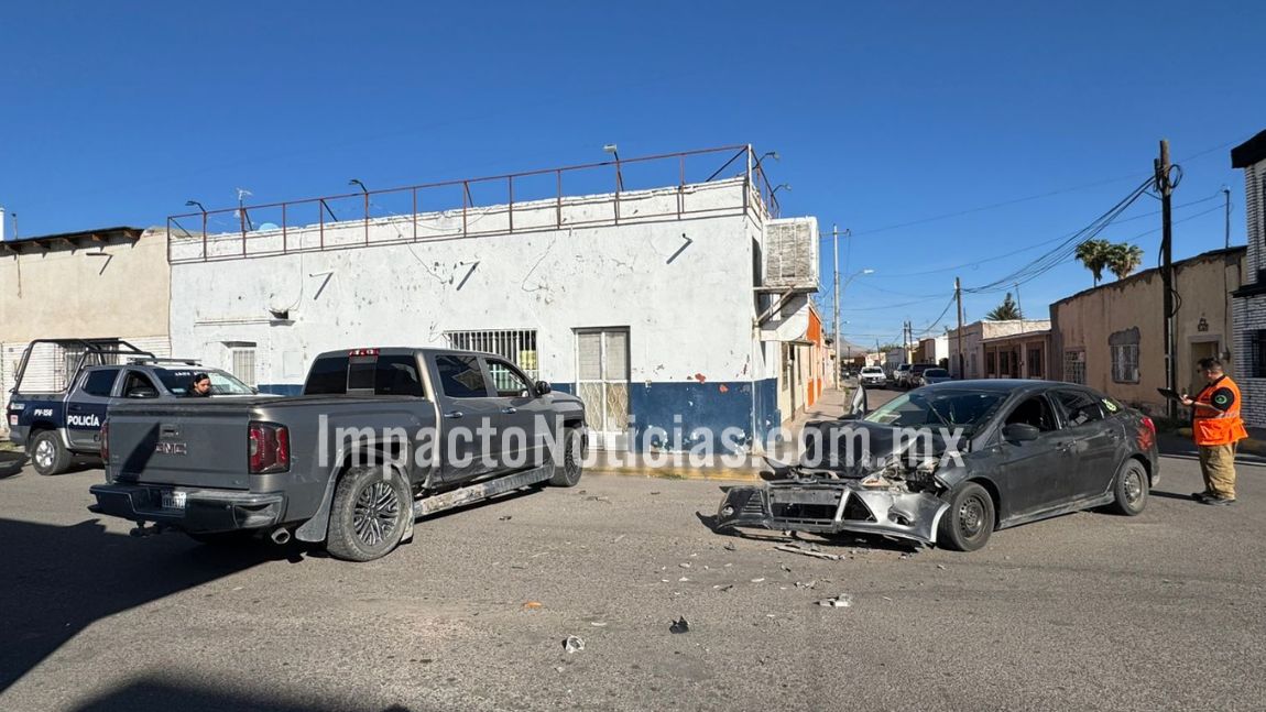 Se pasa el alto y provoca fuerte choque en el centro de Camargo ...