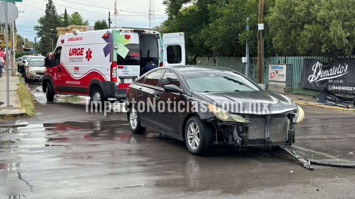 Se pasa semáforo en rojo y provoca choque; mujer es atendida por ...